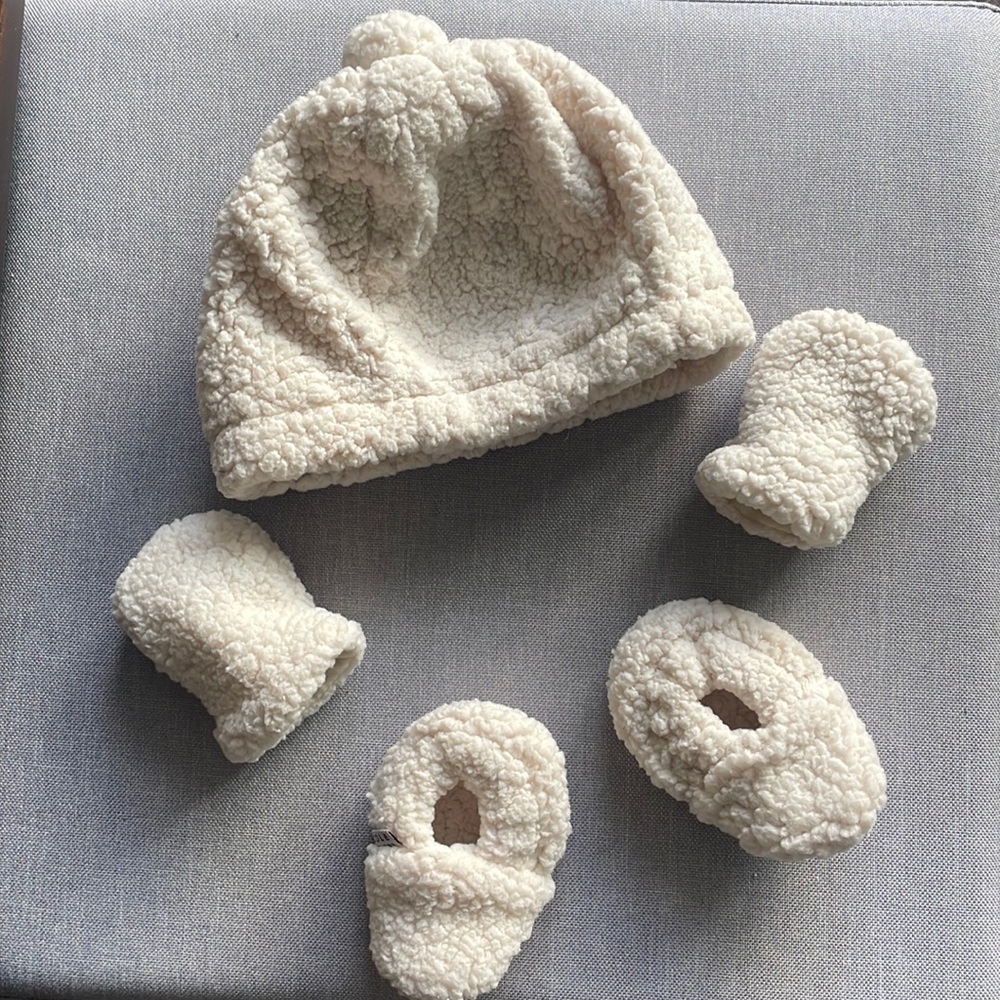 JJ Cole Bunddleme Hat, Mittens, and Booties set! Brand new!! 0-6 months